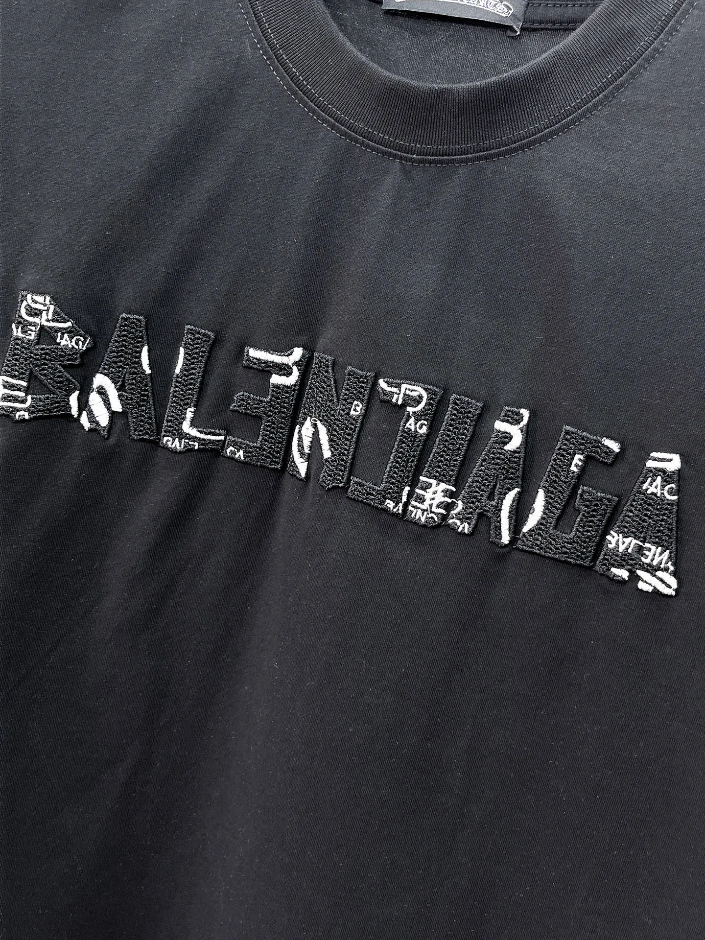 Balenciaga's high-end top-quality products 🐮2026 Spring and Summer New Arrival first counter, the latest New Arrival short-sleeved round neck T-shirt, Premium customized design, avant-garde and fashionable! Brand logo heavy craftsmanship design Premium customized 260g fabric. Soft to the touch. Comfortable to wear. Counter-level exquisite stitching. Fine workmanship. The upper body effect is incomparably handsome! A must-have item for men and women with the same style! Sizes: S~XXL When placing an order, please state your height and weight. The maximum wearing size is 210 pounds (one size larger)